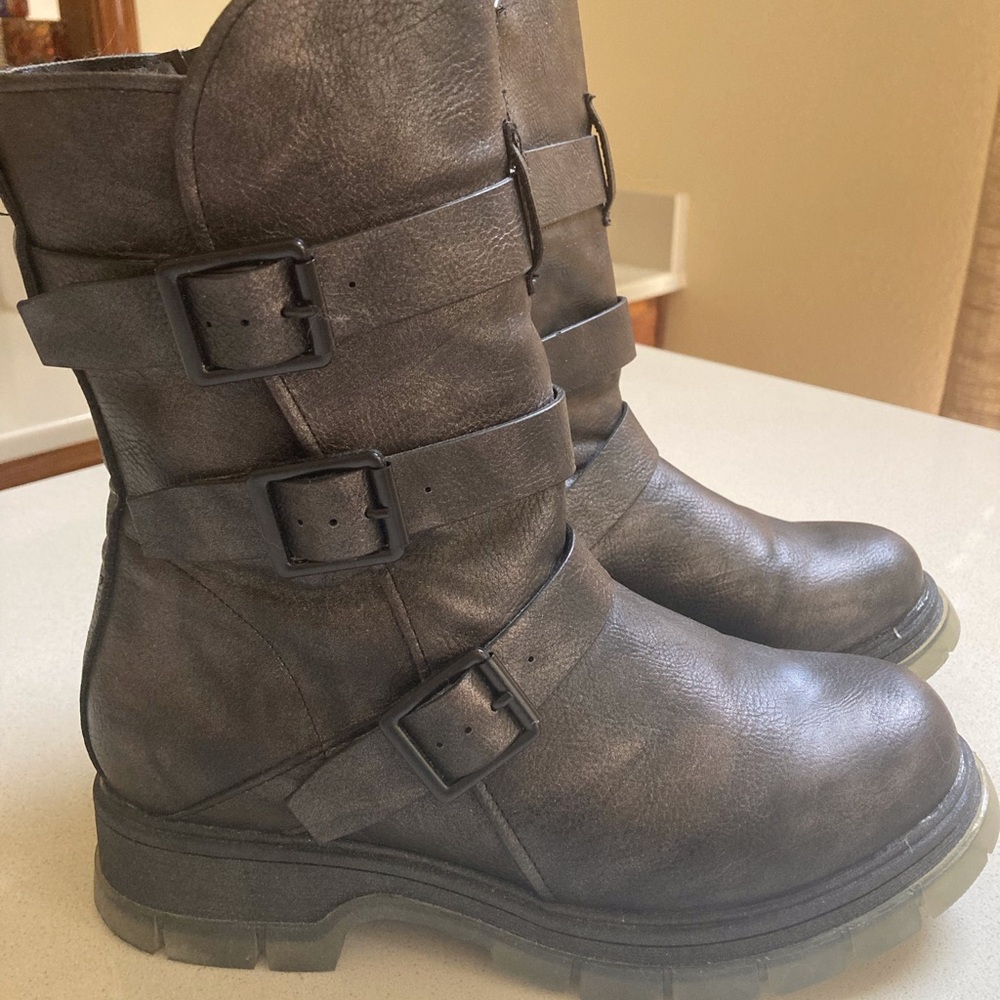 Mia moto boots
Grey pewter color like new